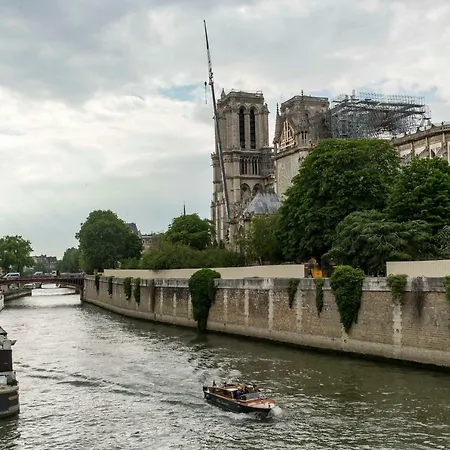 Veeve - Classical On Ile De La Cite Apartment